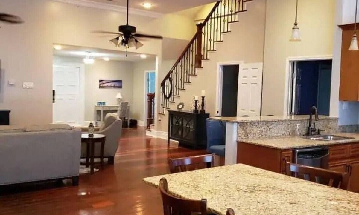 Algiers Point Apartment | Large Apartment With View