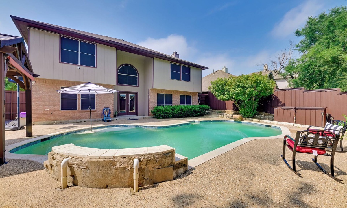 Denton House | Large Luxury Home with Saltwater Pool