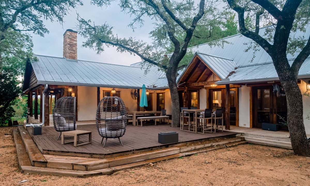 Hudson Bend House | Large Rustic Log Cabin near Lake Travis with 2 Master Suites and Scenic Views