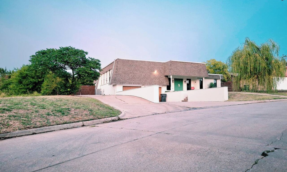 Lawton House | Lawton Creekside Villa,7 bedrooms, 3 bathrooms,8 beds,beautiful neighborhood