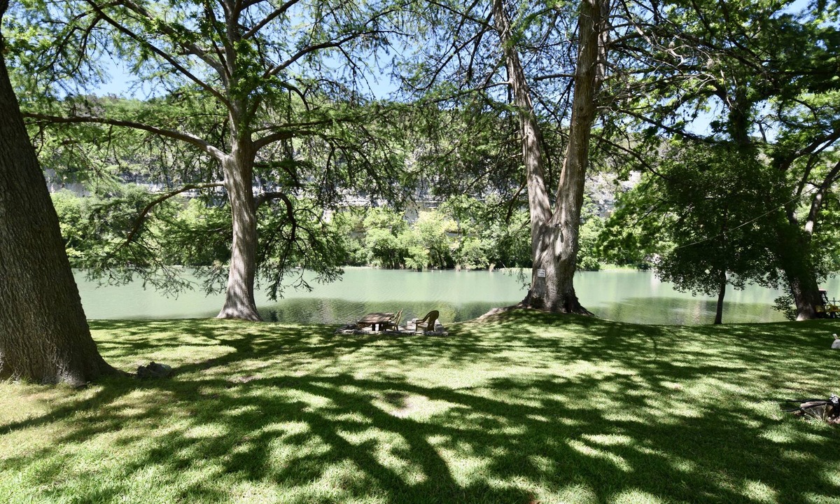 Hunt House | LAZY ACHERS - Beautiful Private Riverfront Getaway - Guadalupe River Hunt TX