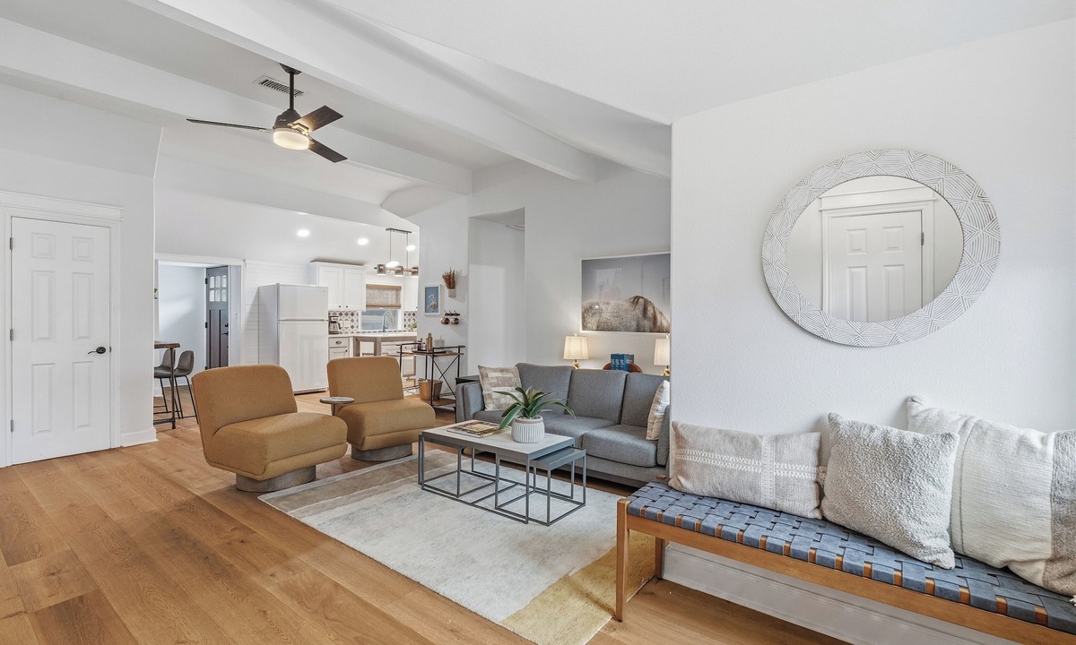 Georgetown House | Lazy Day Getaway - 5 min walk to the square - Historic home