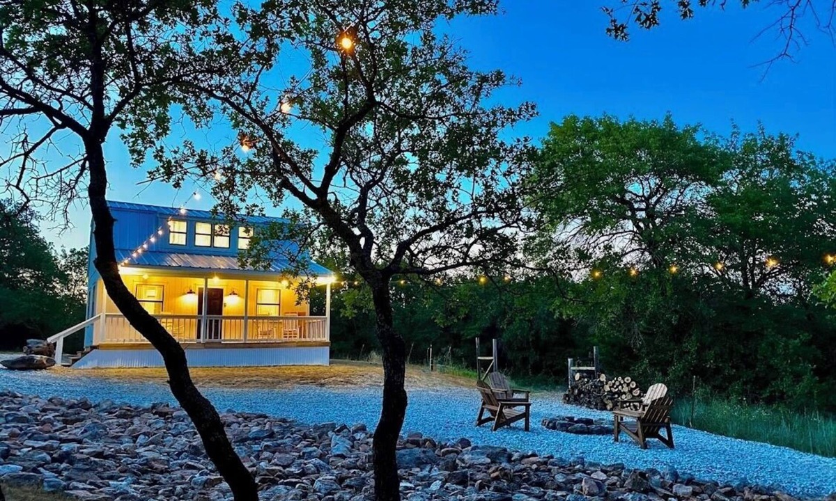 Sunset Cottage | Little White Barn - Private 20 Acre Escape w/Pond