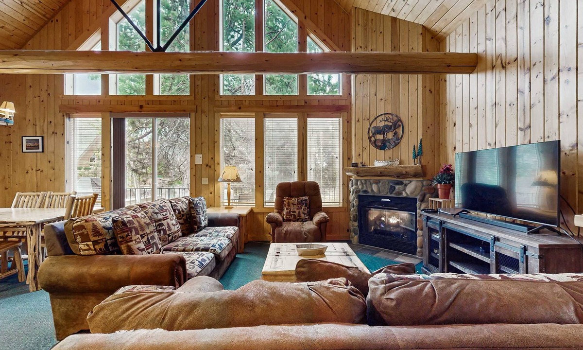 Redmond Ski Chalet | Log decor home with private hot tub, deck & shared pools & tennis