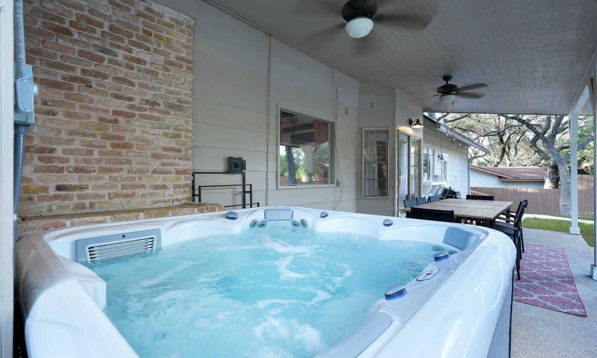 Vance Jackson House | Lone Star Luxe: Pool, Indoor Slide & Sport Court!