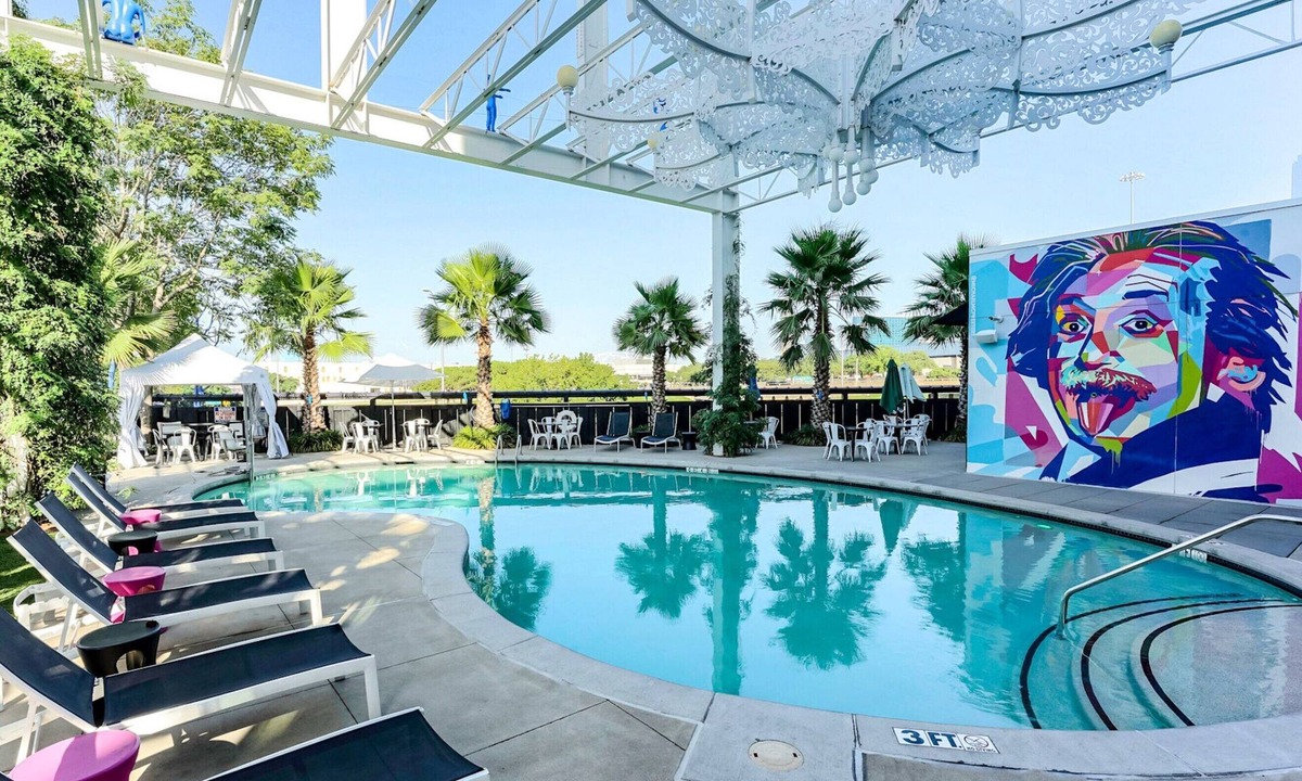 Cedars Hotel | Lorenzo by Hilton | King | Walk to Kay Bailey, Dallas Zoo 3 Miles