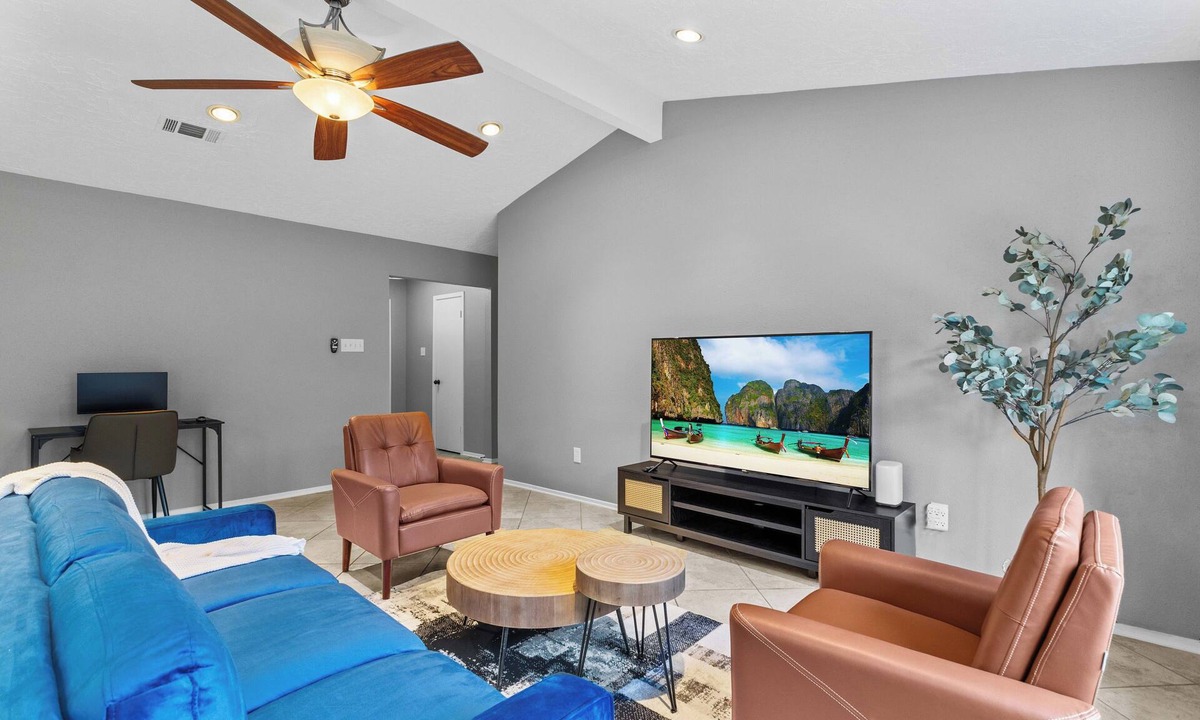 Barker House | Lovely home - Workspaces - King Bed - Fast WiFi