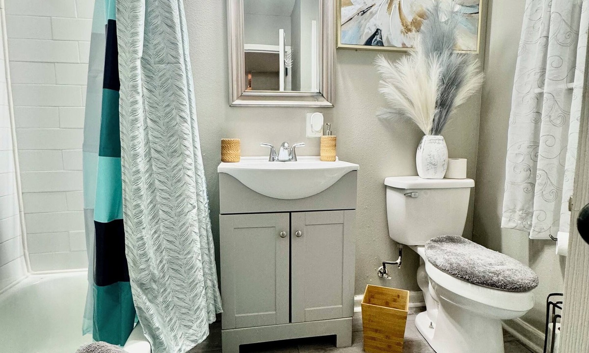 Mid City North House | Lovely Remodeled one bedroom Apartment with free parking