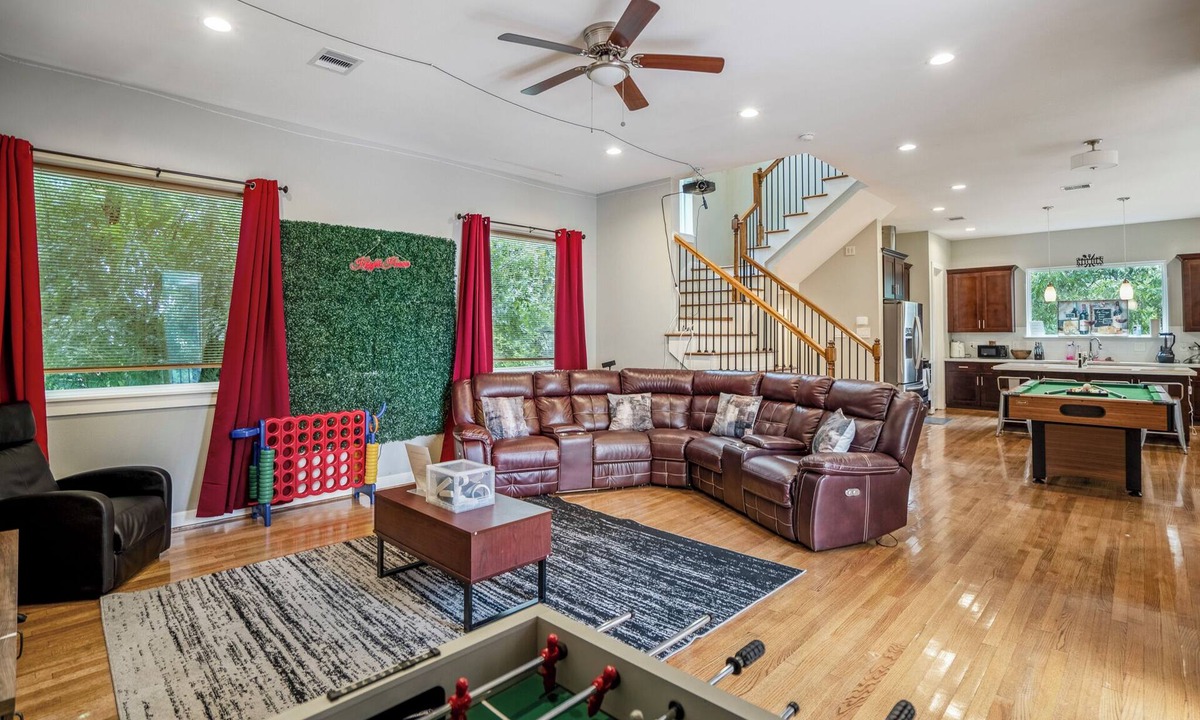 Riverside Terrace House | Lrge Grp House & 6 Bds & Game R & NRG & Med Center