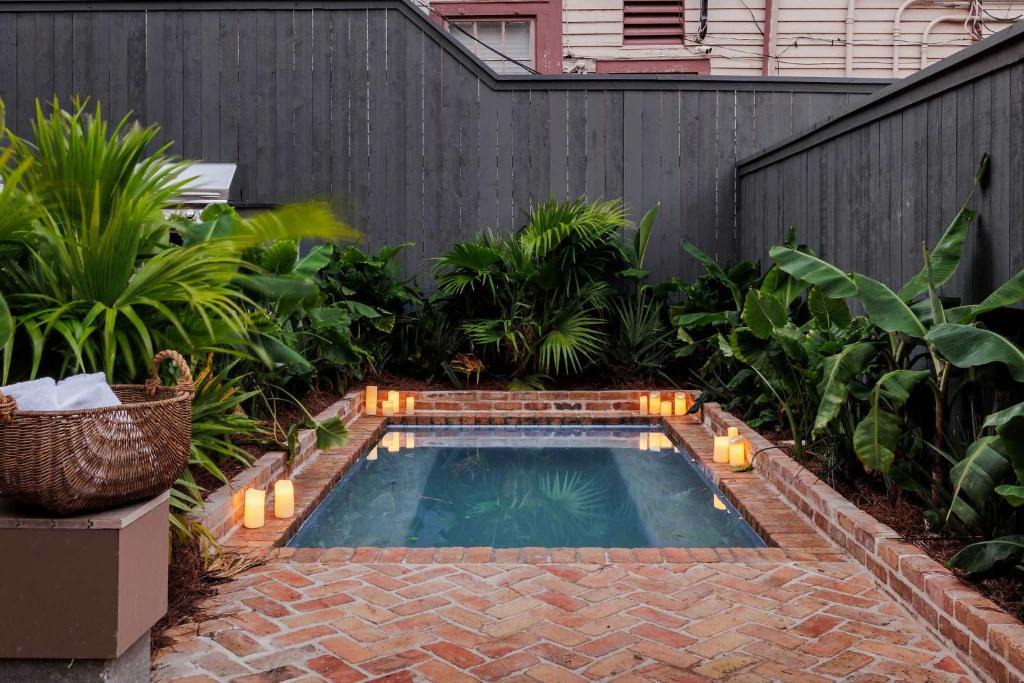 Touro House | Luxe 6-bedroom Garden District Suite Hotel Pool