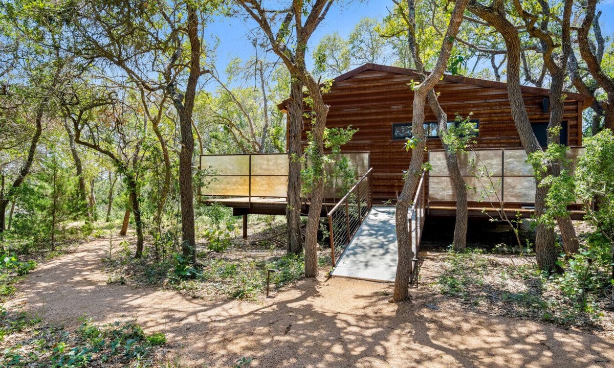 Dripping Springs Cabin | Luxe Modern Treehouse w Heated Pool & Firepit