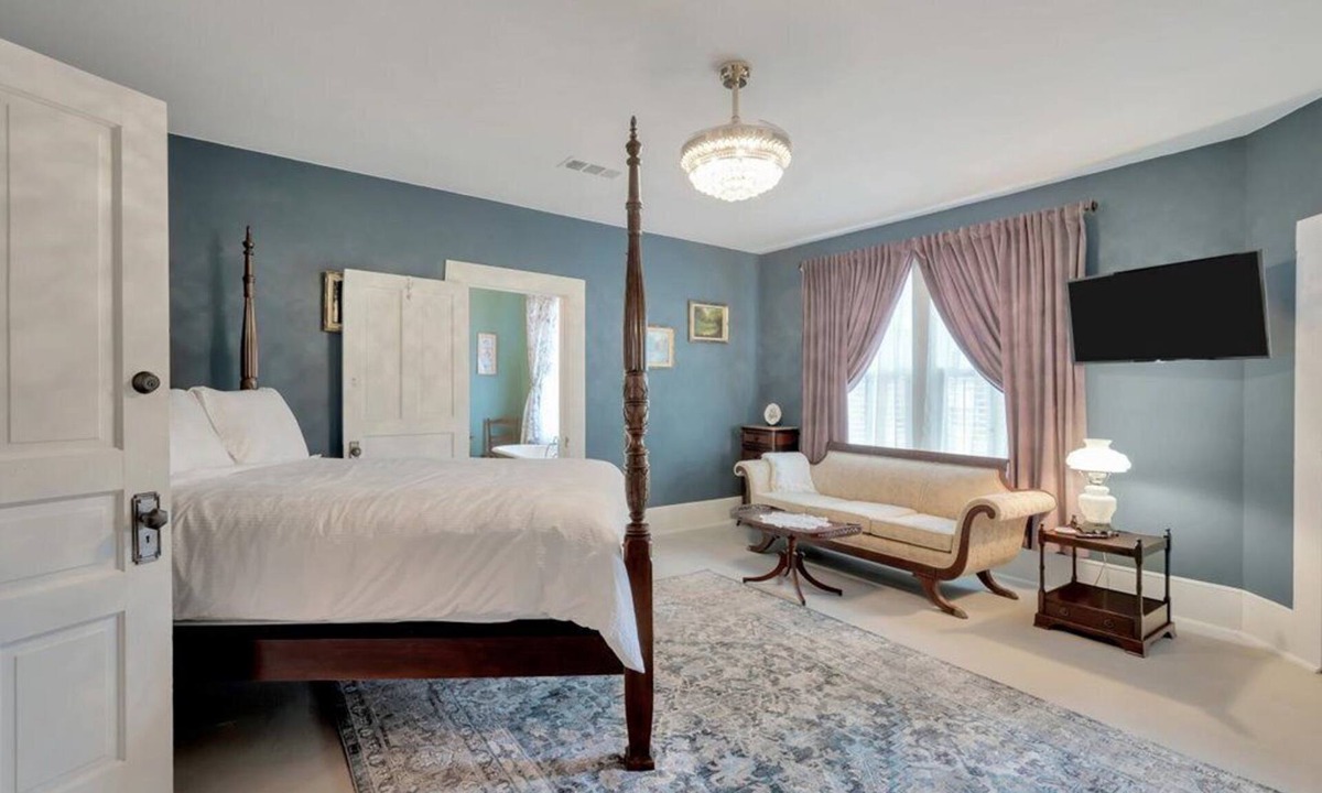 Hemphill House | Luxe Private Room in Historic Hemphill Manor!