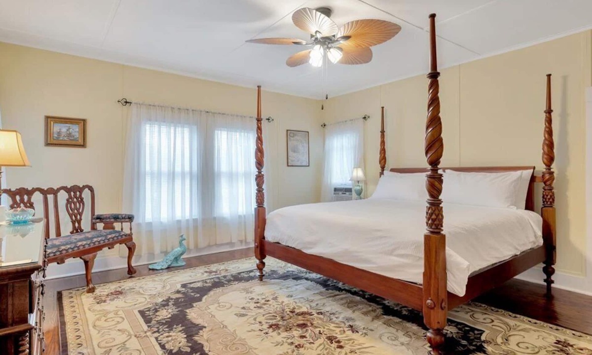 Hemphill House | Luxe Private Room in Historic Home Near Lake!
