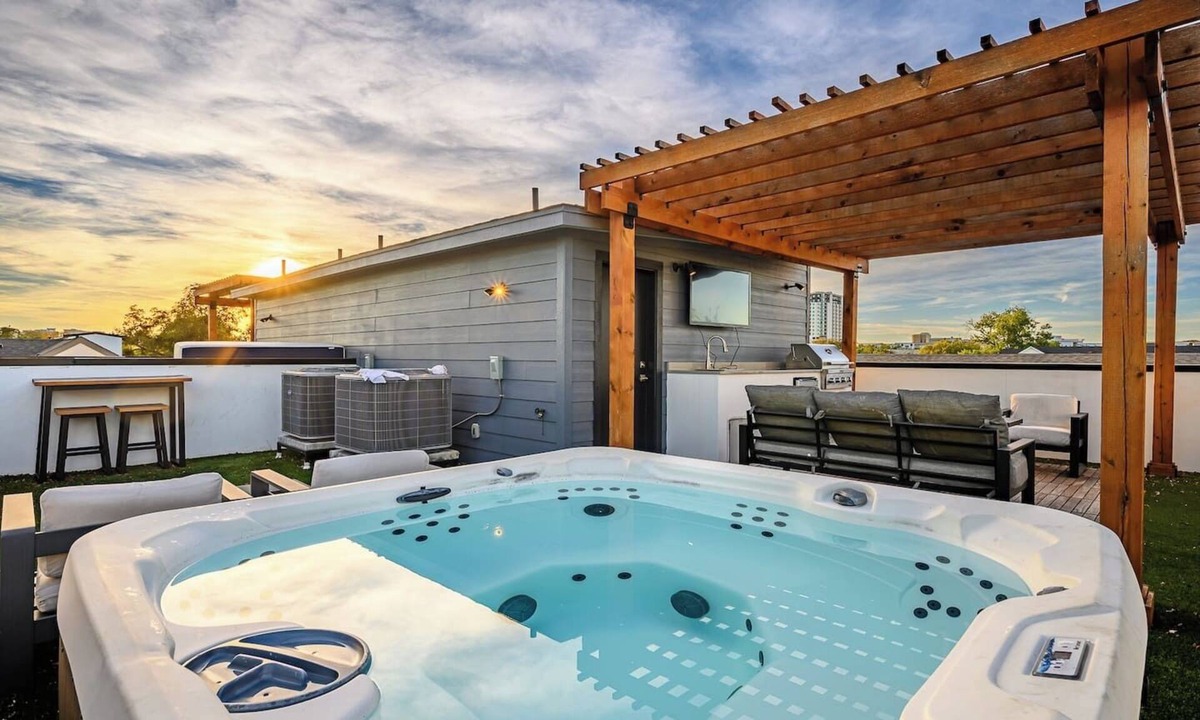 Old East Dallas House | Luxurious 3BR~HotTub~Skyline Views~Old East Dallas
