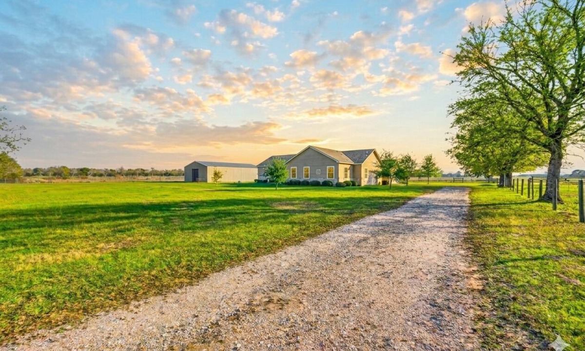 Waller House | Luxurious Farm Stay Near Houston - 5BR Gated Acreage