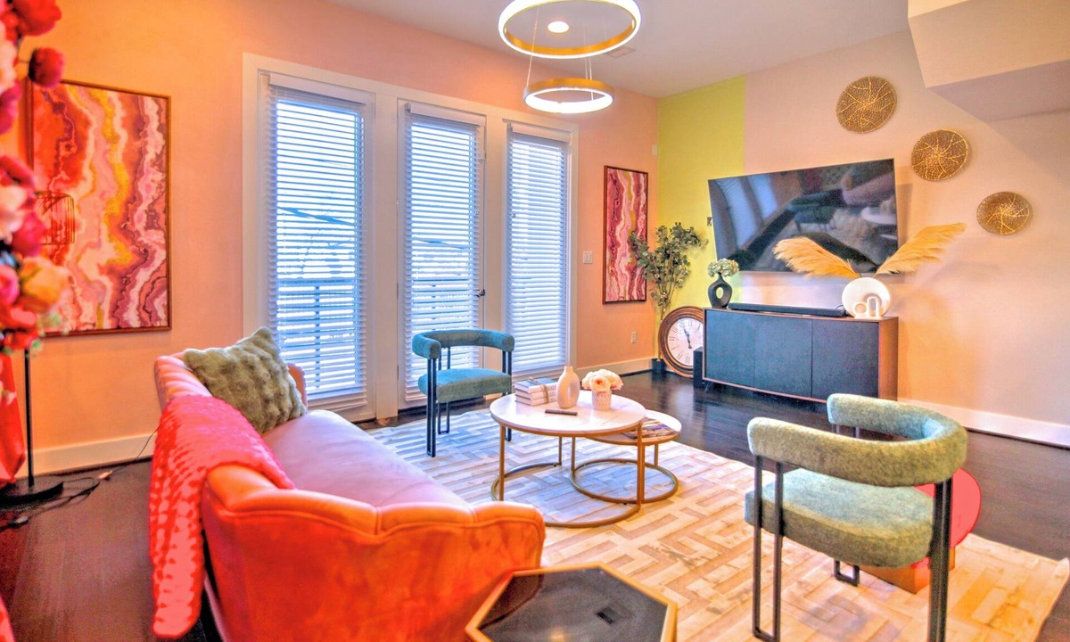 East Downtown Houston House | Luxurious Modern 3 Story Haven, East Downtown - City Views - minutes to downtown