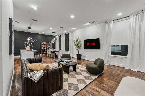 Kessler House | Luxury 3BR Dallas Bishop Arts - Skyline View from Rooftop - Garage - MiniGolf - Firepit - WORLD CUP