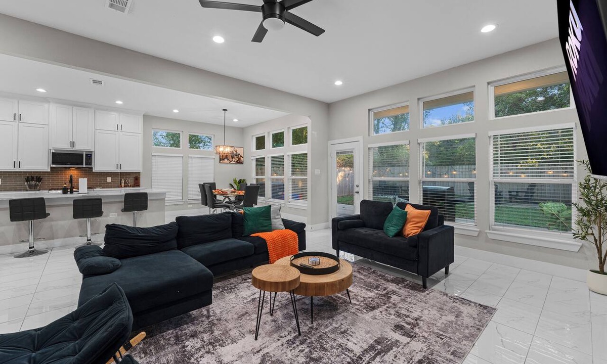 West Dallas House | Luxury 4BR w/Firepit & Fenced Yard Near DT