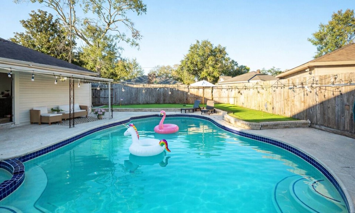 Chinatown House | Luxury 5BR - Sleeps 14 - King Suites - Swimming Pool - Minigolf - 5min Chinatown