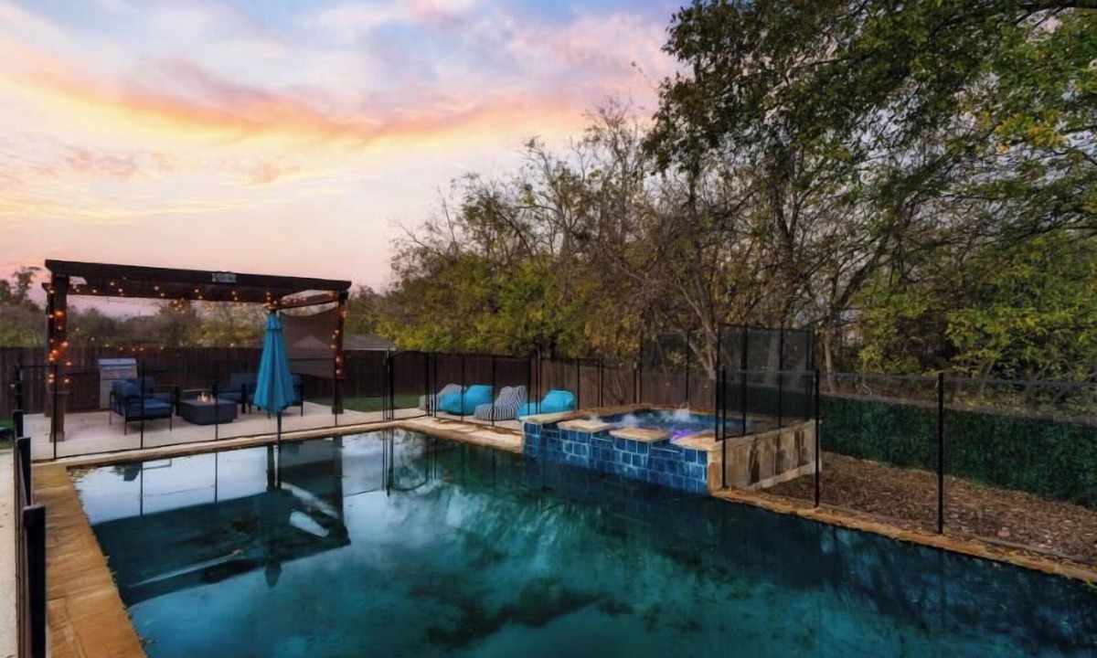 Pflugerville House | Luxury 7BR Pool, Hot Tub & 4 Car Parking