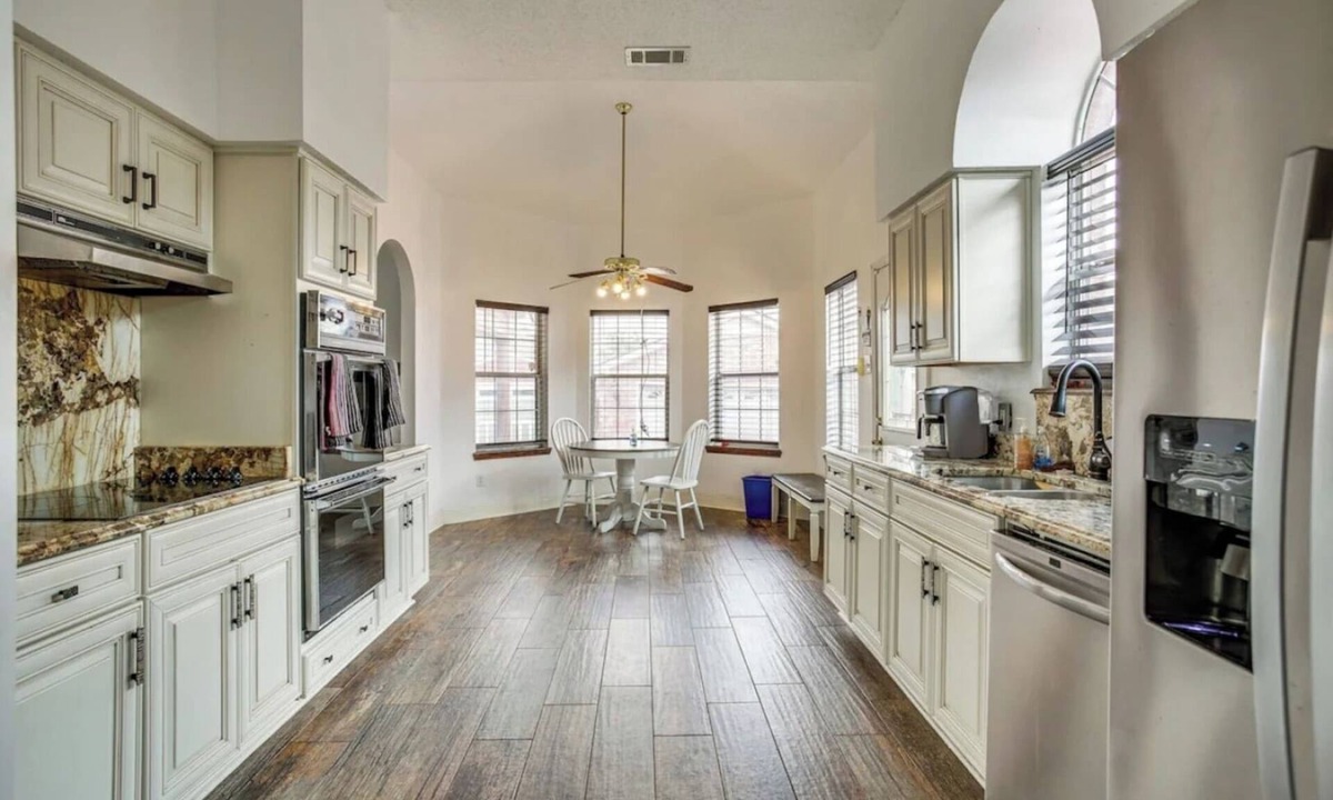 Algiers House | Luxury Estate- Private Yard 2 King Beds