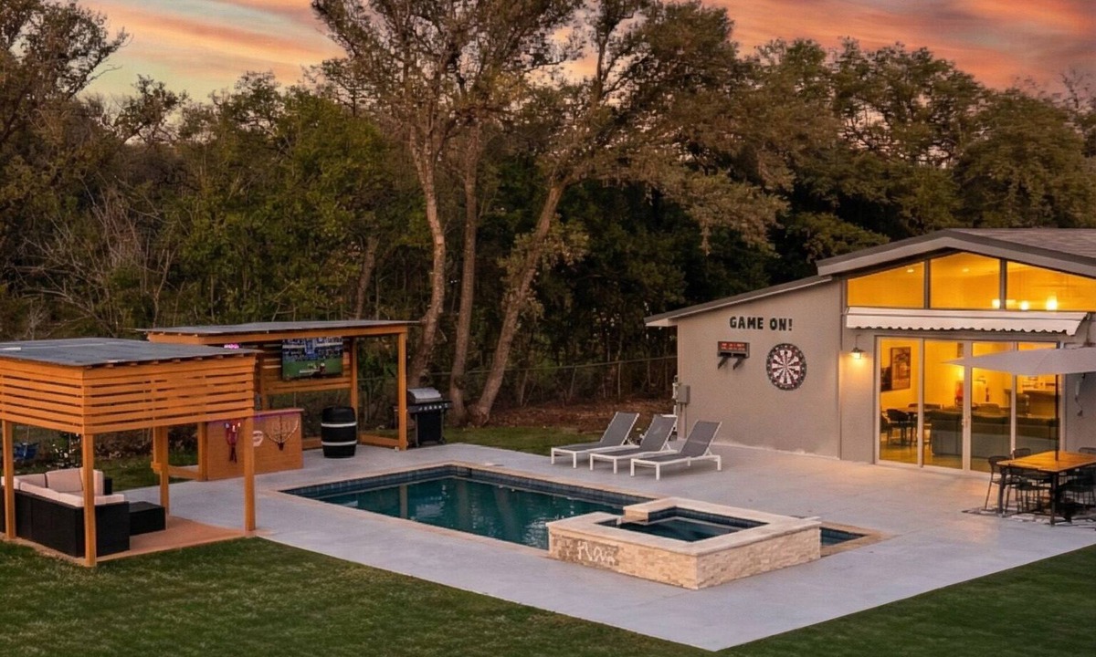 Wetmore House | Luxury house with heated pool+Movie theatre room next to sixflags and la cantera