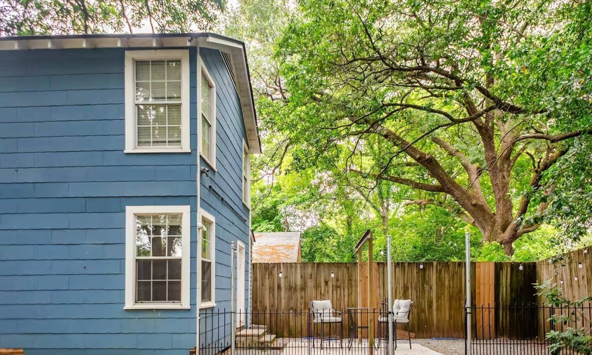 Broadmoor Apartment | Luxury Loft w XL Shower. Cozy Condo with Private Courtyard/Dog Run & Laundry