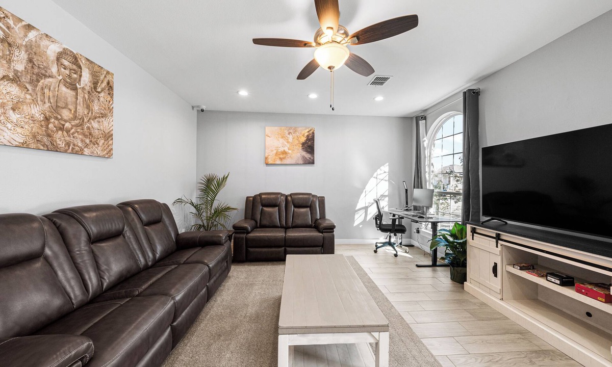 South Arlington House | Luxury Remodeled 3 Bed/2 Bath Home with Patio Deck