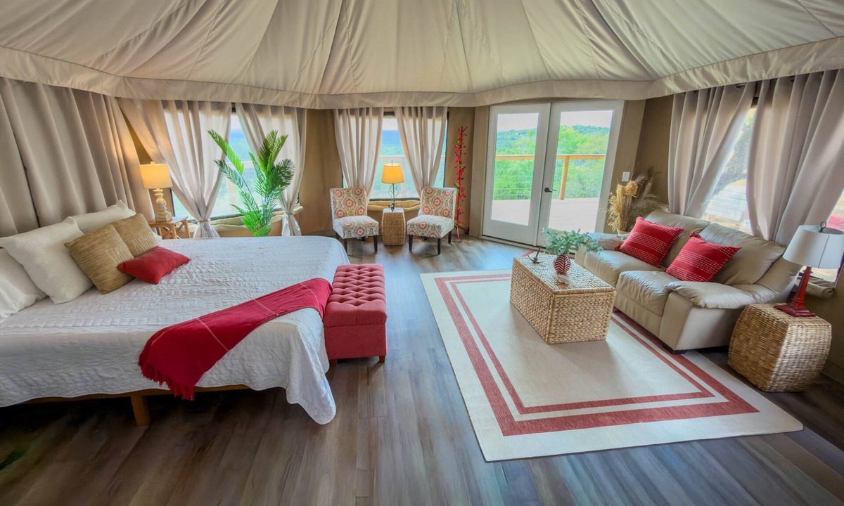 Oatmeal RV Rental | Luxury Suite 2 - Safari Tent - Outdoor Soaking Tub