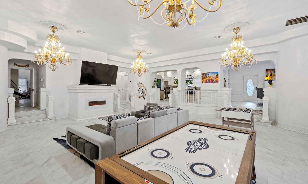 Southside House | Majestic 6BR Victorian Sleeps 25 with Arcade, 85" TV, BBQ, Air Hockey, Ping Pong