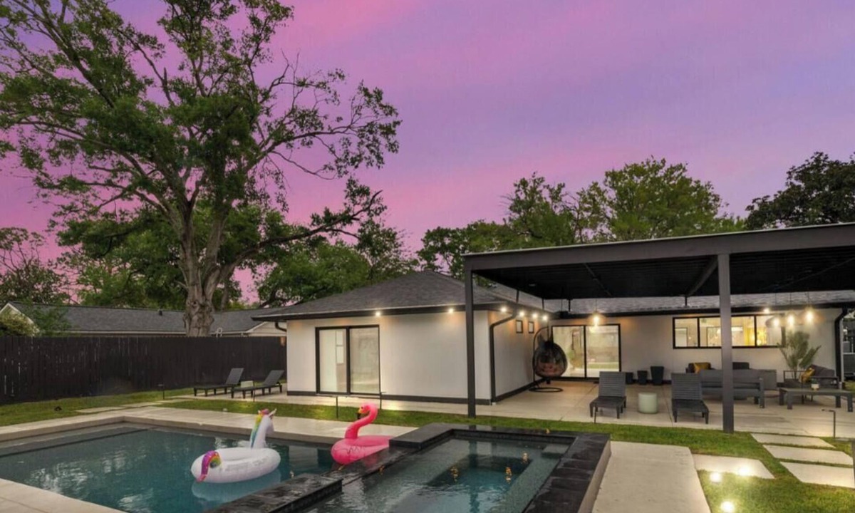 Woodlake - Briar Meadow House | Marble Charm Private Pool Spacious Living Area 3BR/2BA Near Galleria