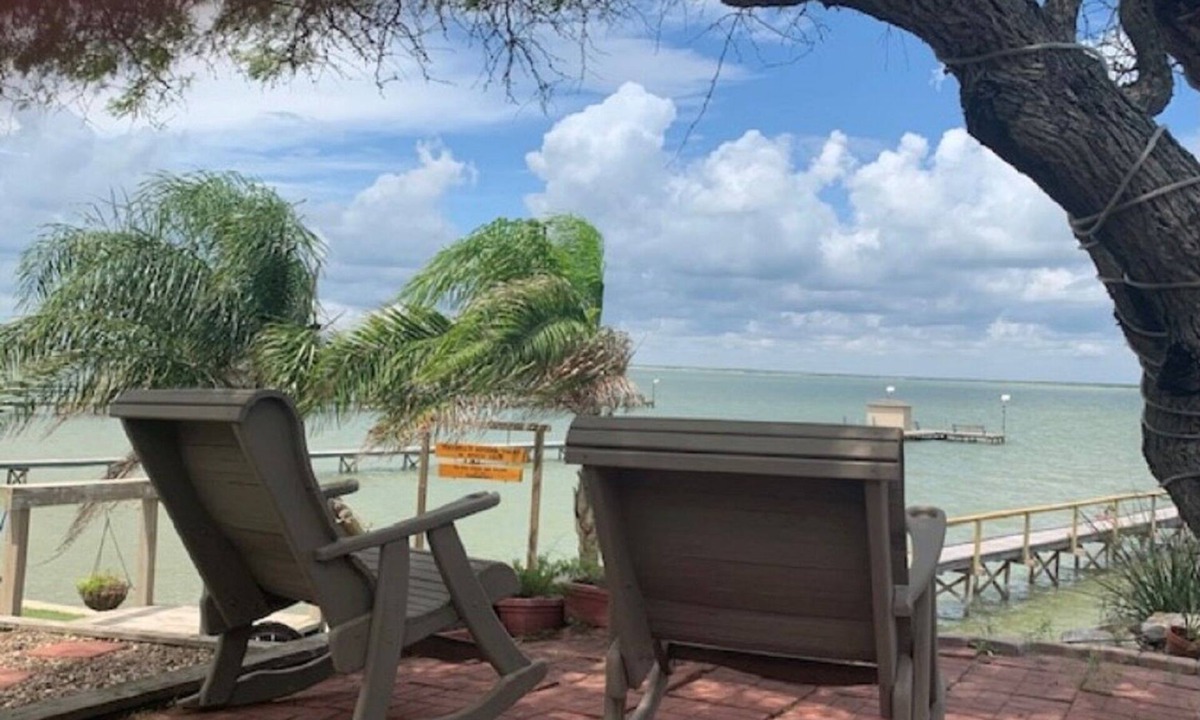 Loyola Beach Apartment | MAXWELL 2BDRMBATH SUITE-NICEOUTDOOR KITCHENONLY-PVT LIGHTED PIER ON BAFFIN BAY