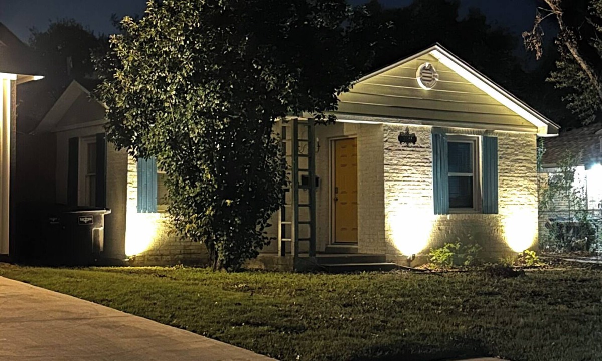 Fort Worth House | Meet Bee Agape: Kitschy Cottage, Wow-y yard! ~1 mile to TCU; 25 mins to Cowboys!