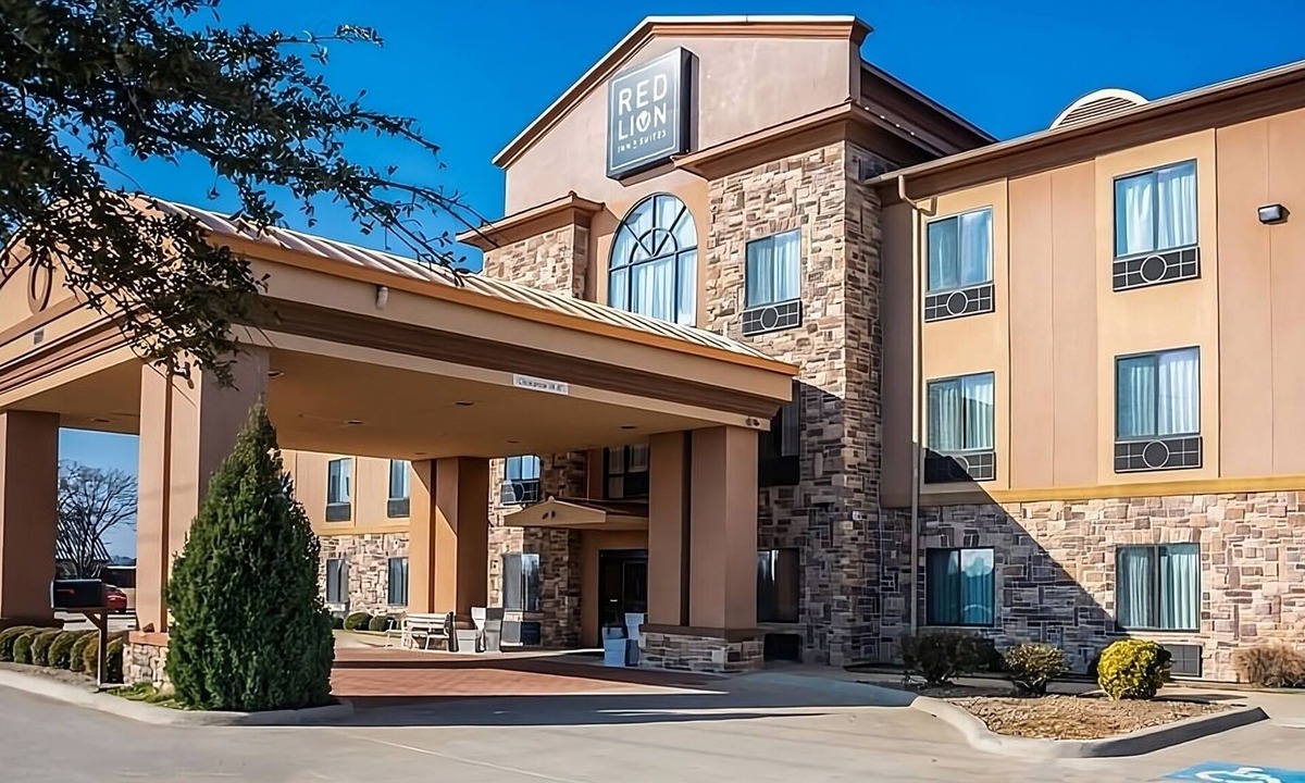 Mineral Wells Hotel | Mineral Wells Getaway at Red Lion Inn & Suites Mineral Wells! Free Breakfast!