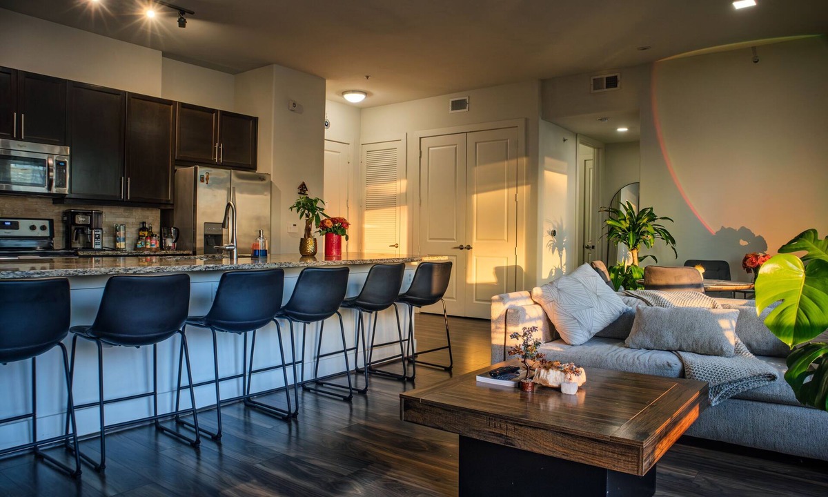 Bouldin Apartment | Modern 1-bedroom Retreat with panoramic Downtown & Lake Views in Prime Location