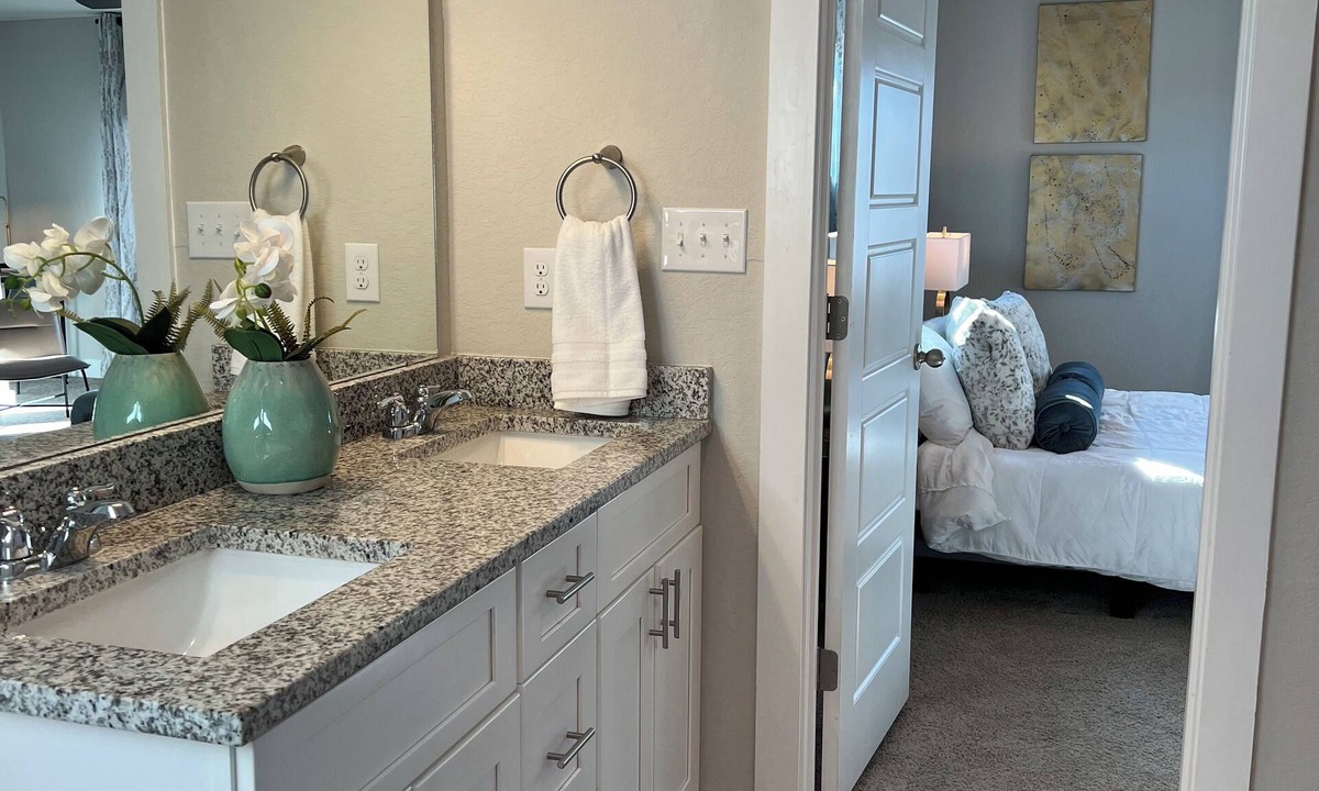 Terrell Heights House | Modern 3-bedroom House Features 3 Ensuite Baths, Close to Alamo Heights