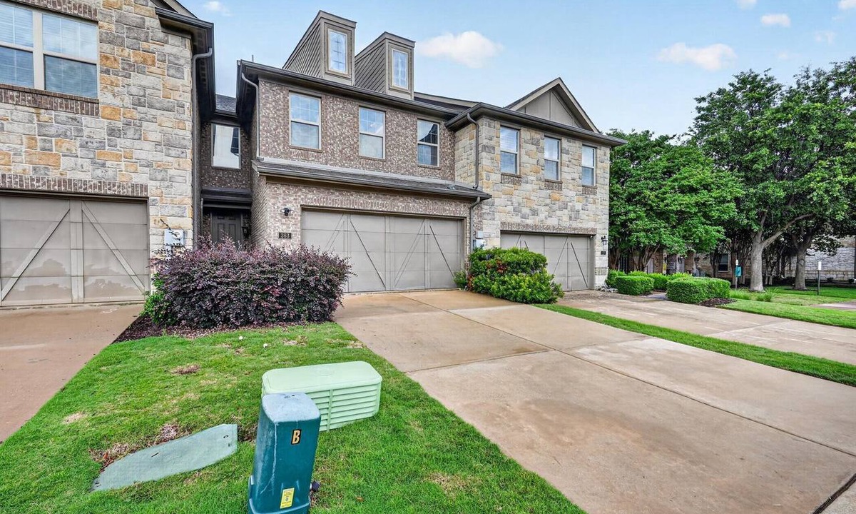 Lewisville House | Modern 3 Bedroom Retreat/Open Living, Two-Car Garage & Community Pool Access