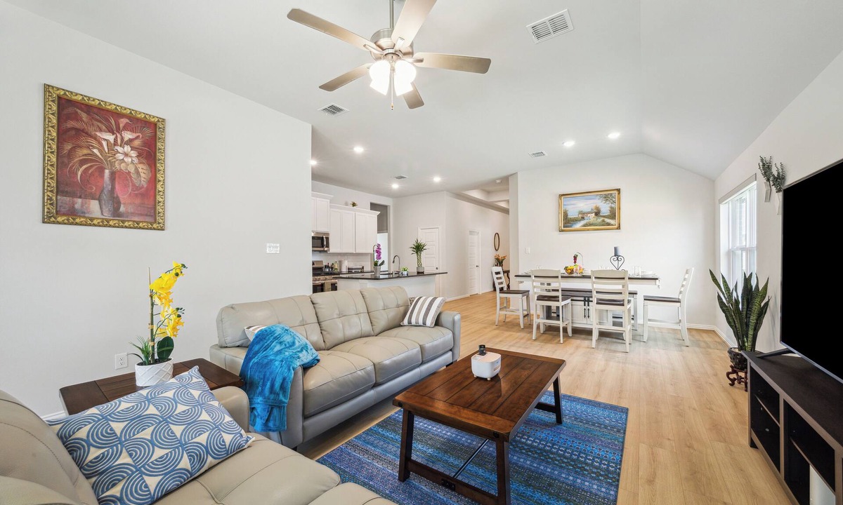Friendswood House | Modern 4BR 3BA Home, Minutes to NASA, Downtown & Galveston