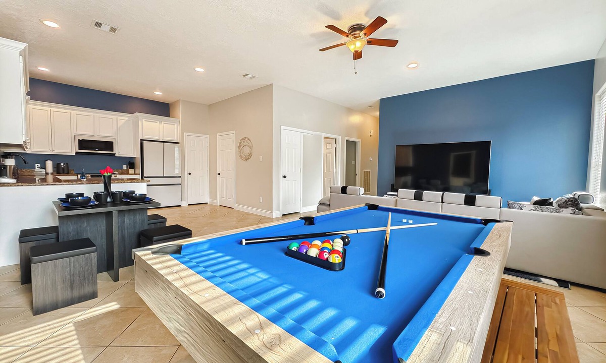 Cloverleaf House | Modern 6 Bedroom House with Tons of Games, BBQ, 2 85" TVs and Surround Sound!