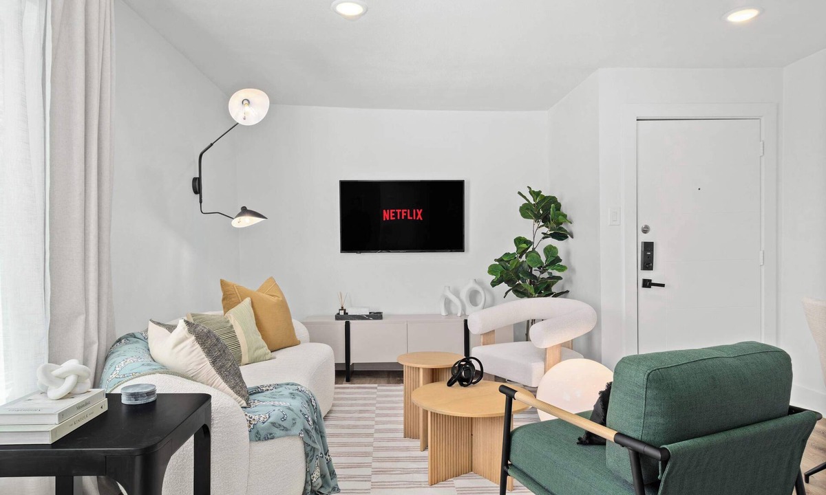 Old East Dallas Apartment | Modern, Convenient & Cozy - Your “Peak” Getaway!