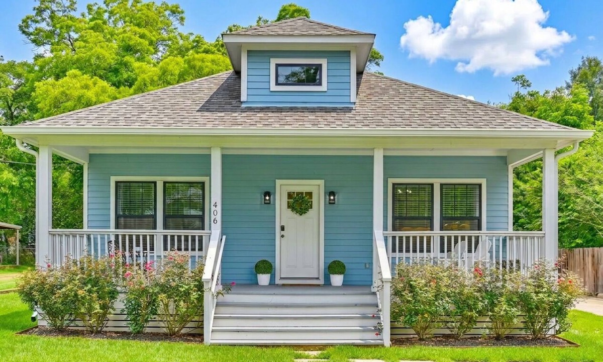 Brenham House | Modern Cottage Close to Downtown