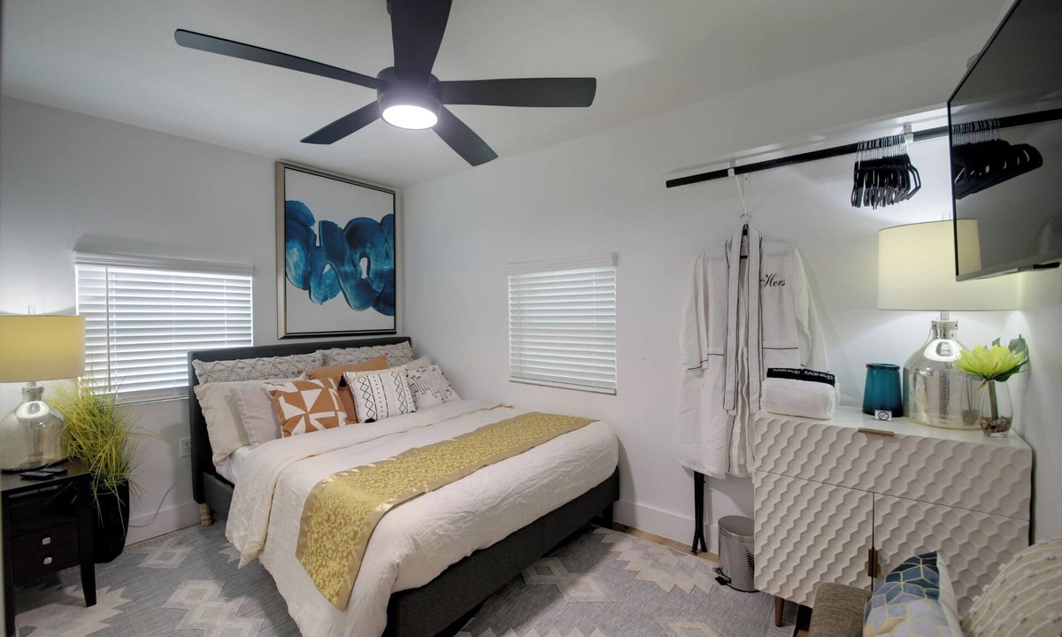 Dawson House | Modern, Cozy, & Stylish Downtown Retreat - 5 Star Location & Amenities!
