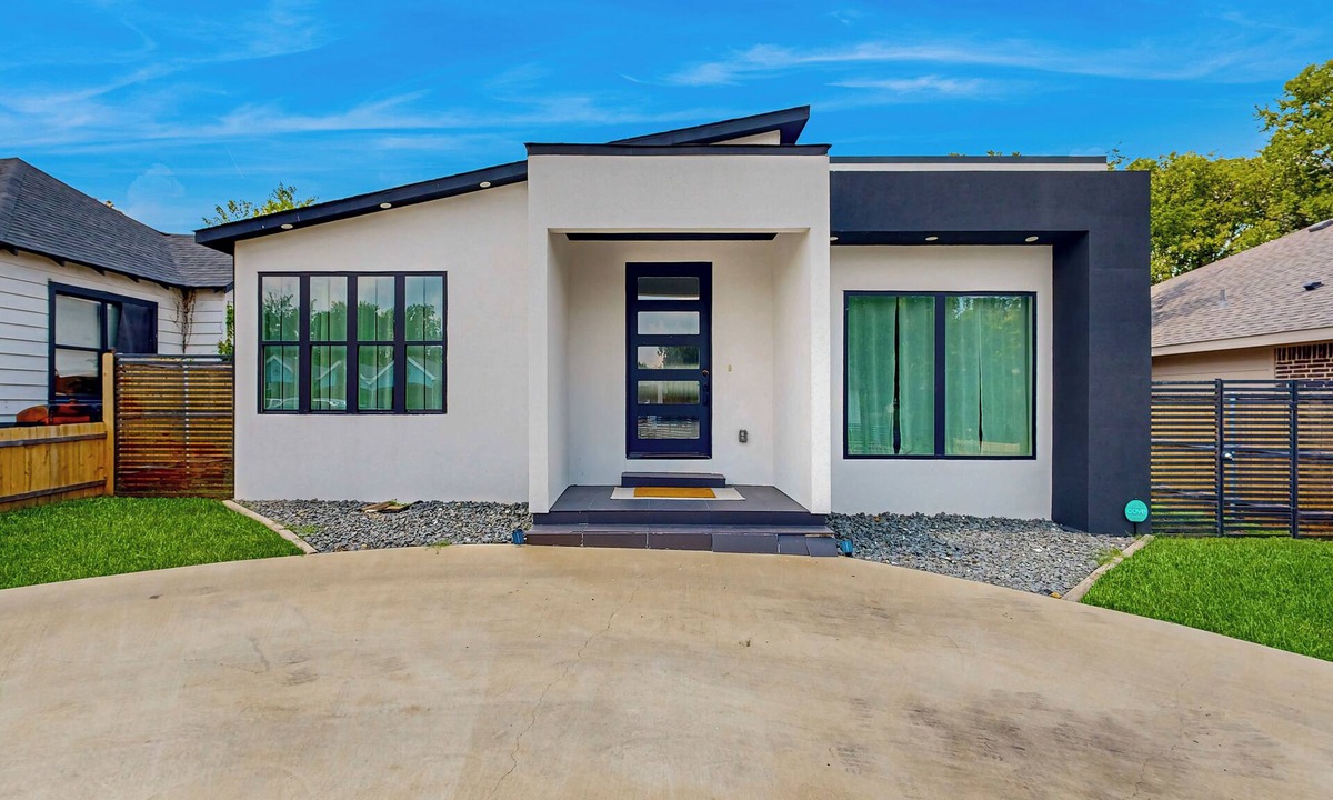 Cedar Crest House | Modern Dallas Retreat 5 Mi to Dtwn: Pets Welcome