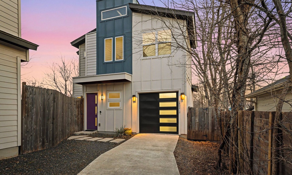 Govalle House | Modern East Austin Home-1 King Room-Game Room