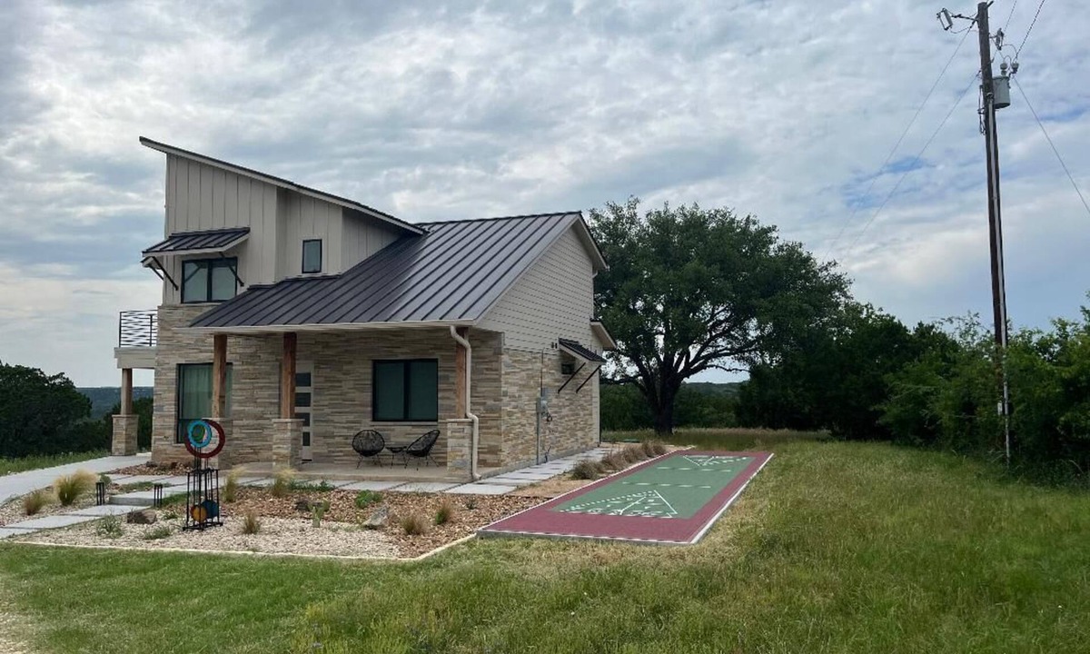 Glen Rose House | Modern house only minutes away from Fossil Rim Wildlife Center & Dinosaur Park.