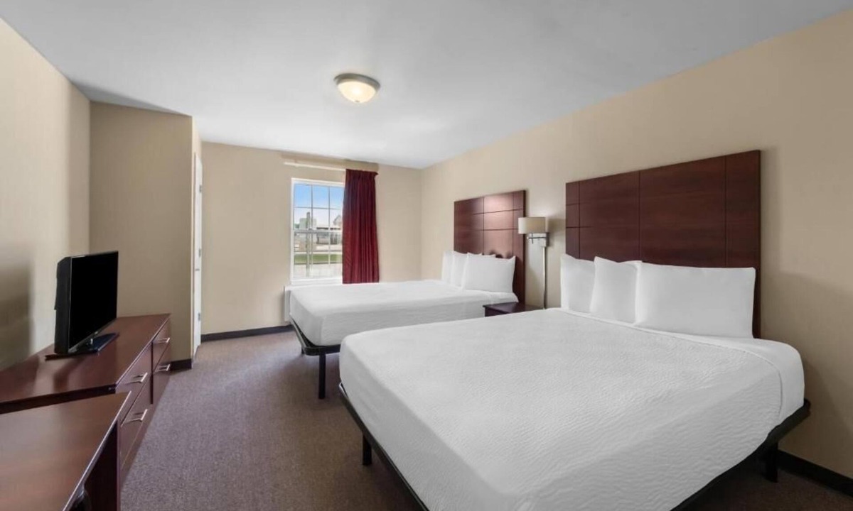 Pleasanton Hotel | Modern Kitchen Suite | 1 King Bed | Pleasanton TX Center