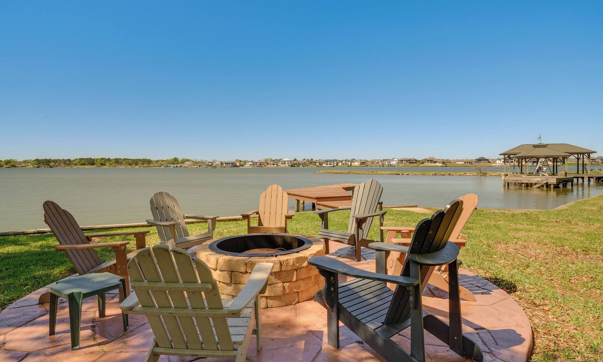Blue Bell Estates House | Modern Lake Conroe House w/Lakefront Park & Deck!