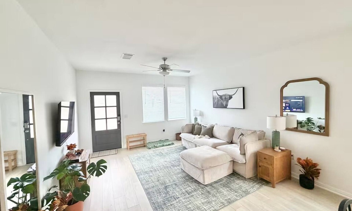 Del Valle House | Modern Luxury Home Close to AIRPORT/COTA/Downtown