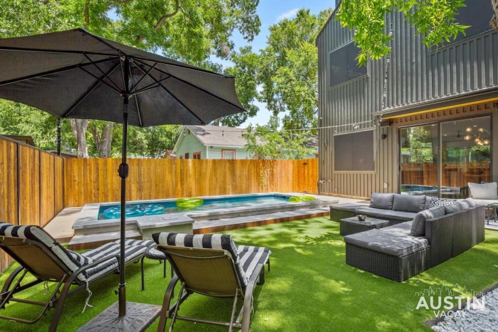 East Cesar Chavez House | Modern Luxury Home - Minutes from Lady Bird Lake