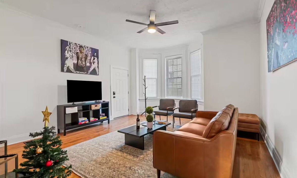 Mount Washington House | Modern Pet-Friendly 2BR - Yard, Deck & Parking